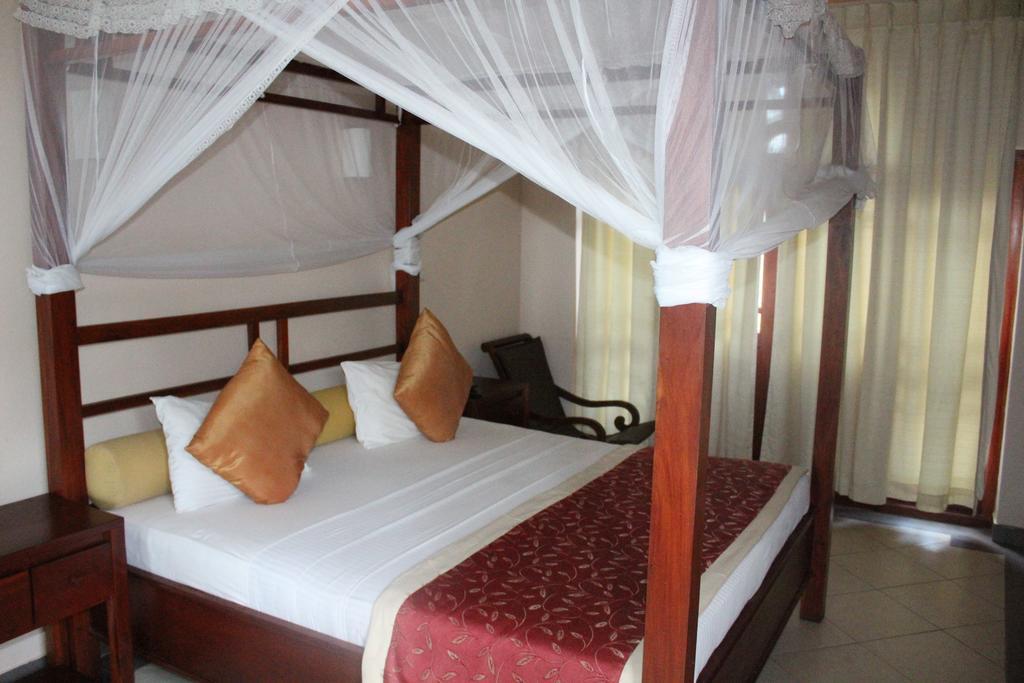 Warahena Beach Hotel Bentota Exterior photo